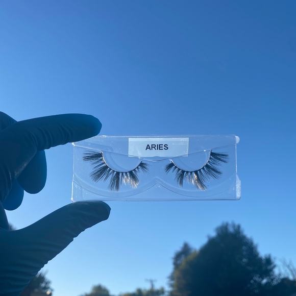 Lashes - Picture 7 of 10